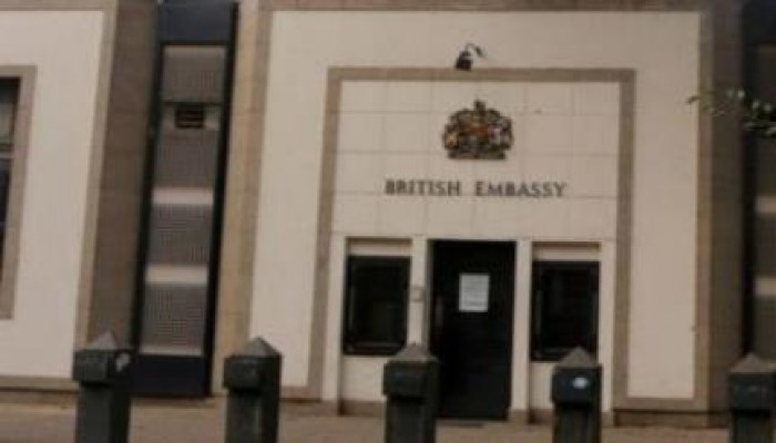 السفارة البريطانية تعلن استمرار تعليق خدماتها بالقاهرة
