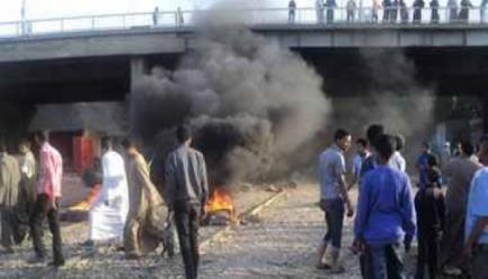 مجهولون يضعون أسطوانة بوتجاز وجركن بنزين على قضبان القطار بمركز كوم امبو