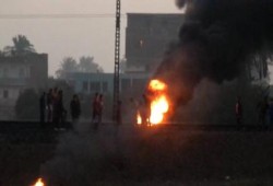 بالصور .. مجهولون يقطعون شريط سكة حديد السويس