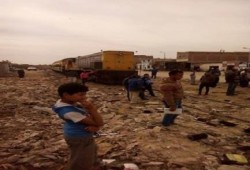 المقاومة الشعبية بالسويس تقطع السكة الحديد بمخلفات بناء تنديدا بالأحكام الجائرة (صور)