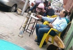 صورة "شبيه السيسي" وهو يدخن شيشة تشعل مواقع التواصل