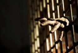مقدم بالأمن الوطني يعذب 3 معتقلين بسجن قنا