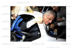 محلب «اتحشر» فى سيارة من اختراع طلاب «هندسة القاهرة»