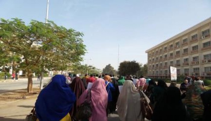 مسيرة طلابية بجامعة المنيا والأمن يقتحم الجامعة والطلاب يتصدون لهم