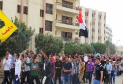 مسيرة طلابية باداب الفيوم تندد بجرائم وخراب الانقلاب