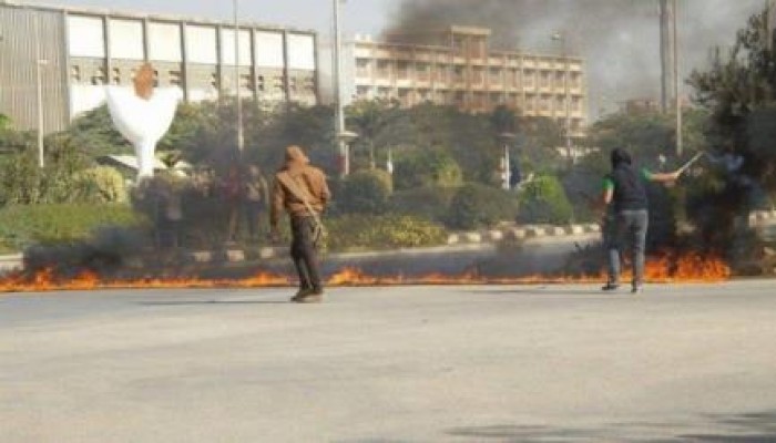 أمن الانقلاب يقتحم جامعة المنيا والطلاب يقطعون طريق الحرم لمنع وصوله