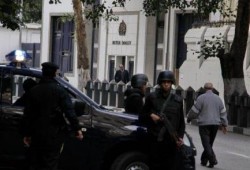 صحفي انقلابي بعد غلق السفارات: العالم يرى مصر بلدًا لا يثق في نفسه ولا في مستقبله