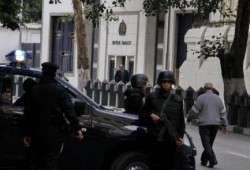 صحفي انقلابي بعد غلق السفارات: العالم يرى مصر بلدًا لا يثق في نفسه ولا في مستقبله