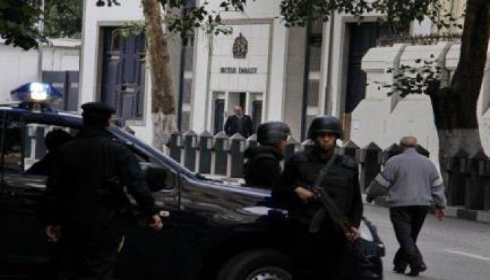 صحفي انقلابي بعد غلق السفارات: العالم يرى مصر بلدًا لا يثق في نفسه ولا في مستقبله