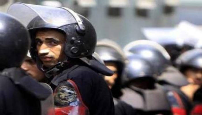 مجندو معسكر"دمنهور" يحتجون ضد إهانة الضباط لهم