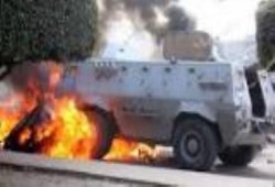 انفجار قنابل الغاز داخل مدرعة شرطة في محيط السفارة البريطانية بالقاهرة مما أسفر عن تفحمها