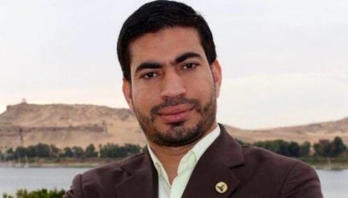 بالصور .. الصحفي المعتقل "خالد عبدالعزيز" يختم القرأن الكريم داخل المعتقل ويحصل علي شهادة