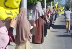 سلسلة بشرية ببرج العرب بأسبوع "معا نكمل ثورتنا"