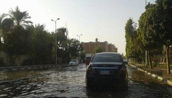 بالصور .. شوارع أسوان " تغرق بالمياه " في أهم شوارعها السياحية