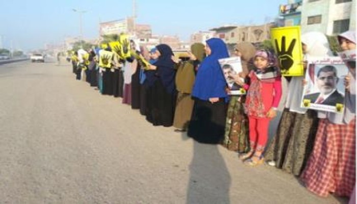 الفيوم: أسر الشهداء والمعتقلين تتقدم سلسلة بشرية بقصر الجبالي