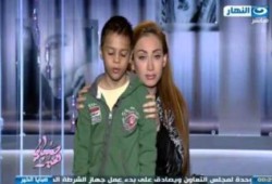 إعلام الانقلاب يواصل الفبركة .. طفل يؤدي دورين مختلفين ببرنامج إعلامية انقلابية