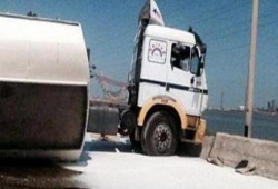 انقلاب سيارة نقل محملة بزيت طعام يشل حركة المرور على الطريق الزراعى