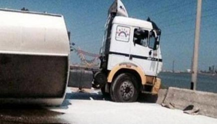 انقلاب سيارة نقل محملة بزيت طعام يشل حركة المرور على الطريق الزراعى