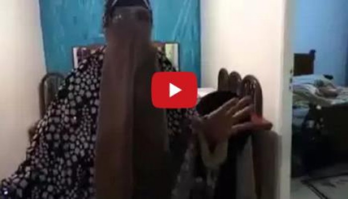 فيديو.. مليشيات الانقلاب تعتدي بالضرب على "مسنة" بالإسكندرية