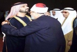 صورة وتعليق: بن راشد يقبل رأس العلامة القرضاوي قبل أن يتهموه بالإرهاب