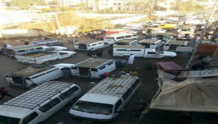 بالصور..  غياب رجال المرور يسبب أزمة مرورية خانقة بالطريق الزراعى بمدينة كوم أمبو