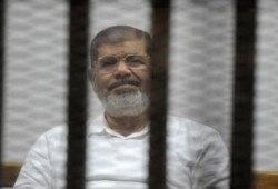 الرئيس مرسي يدعو في المحاكمة "بإزاحة الهم عن الأمة" .. والقاضي يؤمن