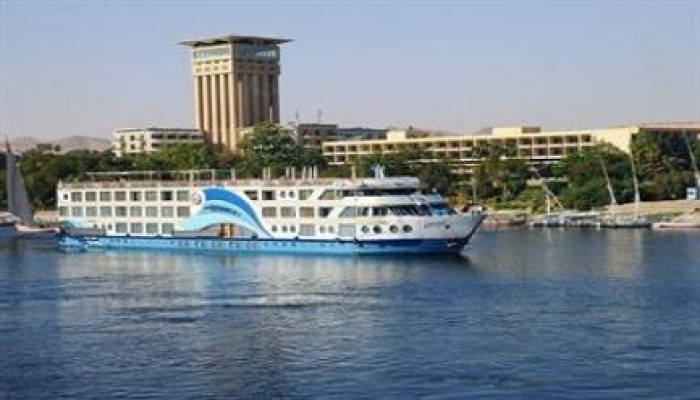 "شحوط" باخرة نيلية وعلى متنها 29 سائحا بأسوان