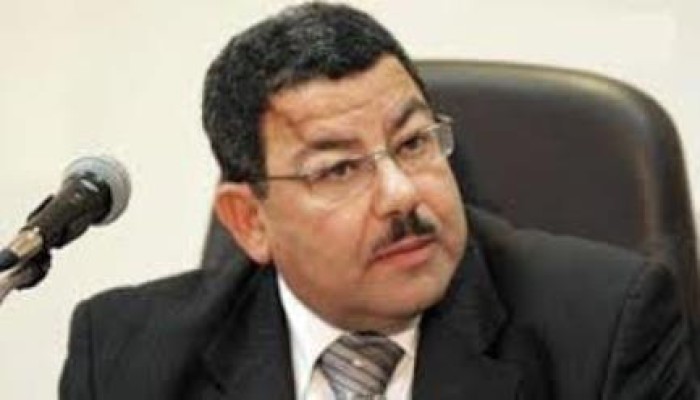 سيف عبد الفتاح ساخرًا من "السيسي": حط "يافطة" على النظام يبقى دولة