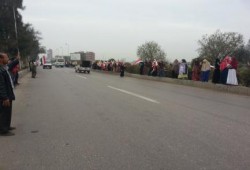 الشرقية:  سلاسل بشرية مناهضة لحكم العسكرعلي جانبي طريق ديرب نجم