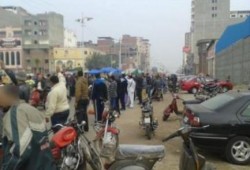 سلسلة بشرية لثوار دمياط في جمعة "معا ننقذ مصر"