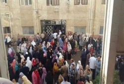 بالصور .. وقفة للعاملين ب "كفر الدوار المركزى" للمطالبة ببدل عدوى الاصابة بفيرس "سى"