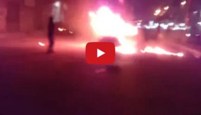 بالفيديو .. متظاهرون يضرمون النار بسيارة شرطة اعتدت علىهم بالعجمي فى الاسكندرية
