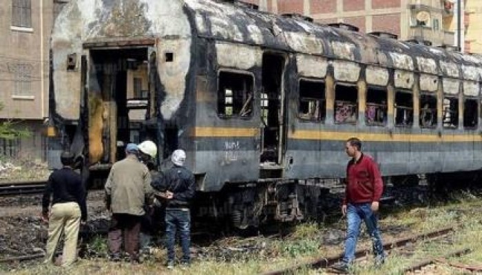 حريق هائل يلتهم قطار أبو قير.. وتوقف حركة القطارات