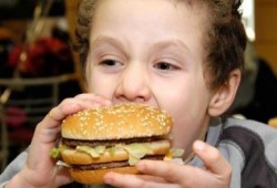 باحثون: الوجبات السريعة تؤدي لتراجع النتائج الدراسية للأطفال