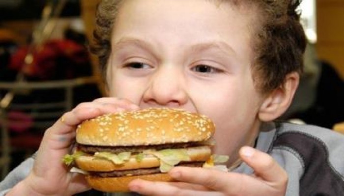 باحثون: الوجبات السريعة تؤدي لتراجع النتائج الدراسية للأطفال