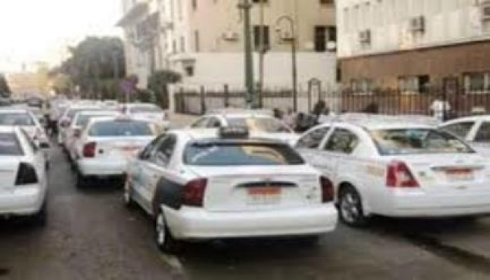 سائقو التاكسي الأبيض يختصمون "داخلية الانقلاب" قضائيا