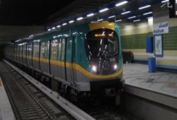 محاسب يحاول الانتحار بإلقاء نفسه أمام المترو لعجز مليون جنيه بعهدته