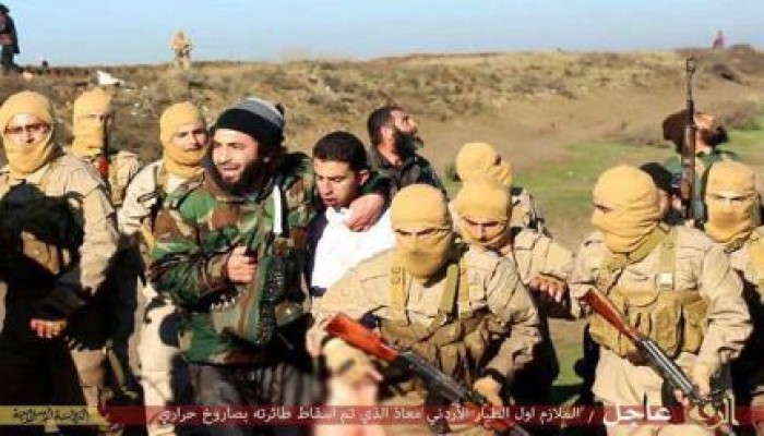 صور : تنظيم الدولة يسقط طائرة للتحالف ويأسر قائدها الأردني