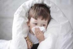 8 خطوات لعلاج طفلك من نزلات البرد