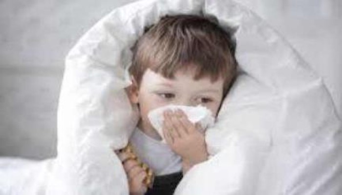 8 خطوات لعلاج طفلك من نزلات البرد