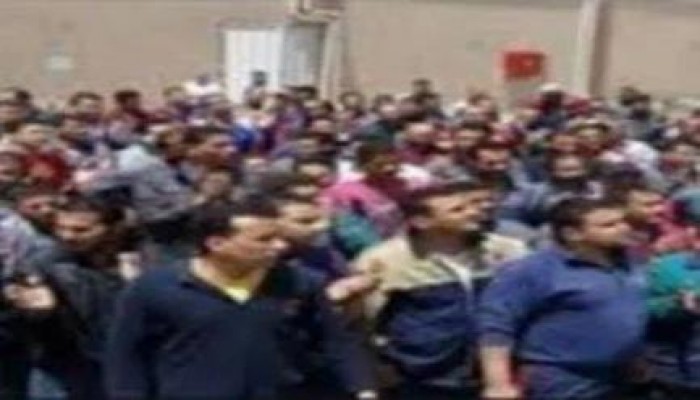 عمال مصنع "بيبسي" سوهاج يتظاهرون احتجاجا على قرار غلق المصنع