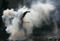 مصدر: الشرطة تطلق الغاز على المعتقلين داخل زنازين قسم المنتزه