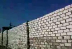 الفيوم : بالفيديو .. أقارب رئيس مجلس مدينة طامية يتعدون علي أراضي الدولة