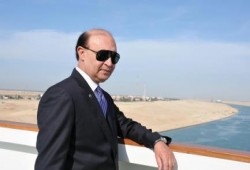 تقديرا لنفاقه .. الخائن السيسي يجدد لـ"مميش" رئاسة القناة