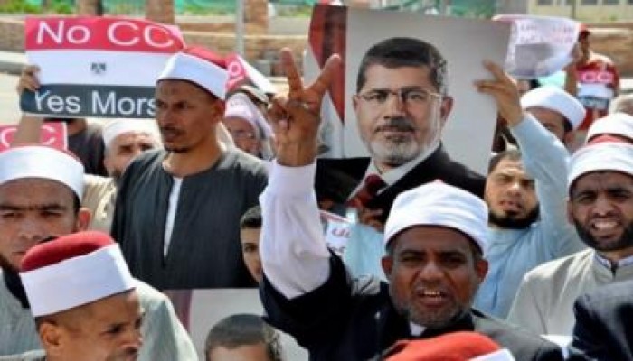 "علماء ضد الانقلاب" تدعو السيسي لمراجعة عقيدته وعلماءَ الأزهر لبيان موقفهم