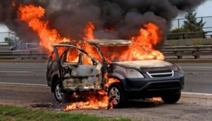 مجهولون يشعلون النيران في سيارة عضو "هيئه قضائية" بالمنيا