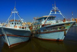 خفر السواحل الليبي يحتجز ثلاث مراكب على متنها 49 صيادًا مصريًا