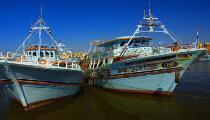 خفر السواحل الليبي يحتجز ثلاث مراكب على متنها 49 صيادًا مصريًا