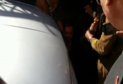 بالفيديو .. مواطن يلقى بنفسه امام سيارة "وزير صحة الانقلاب" بعد رفض الوزير سماع شكواه