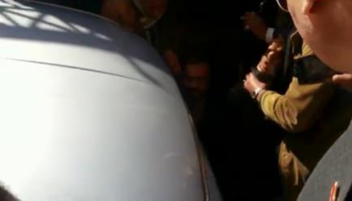 بالفيديو .. مواطن يلقى بنفسه امام سيارة "وزير صحة الانقلاب" بعد رفض الوزير سماع شكواه